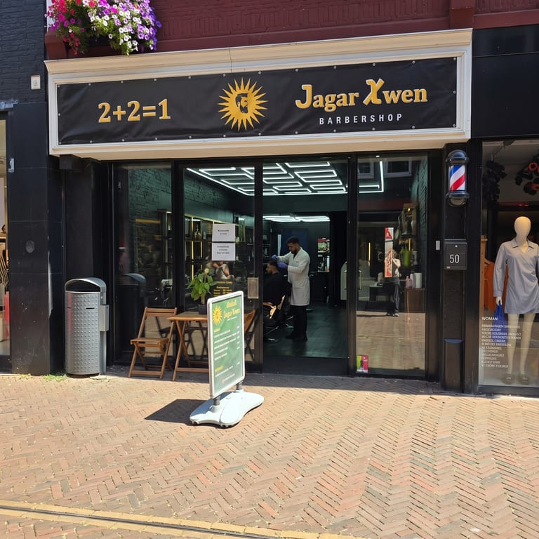 De gevel aan de Van Mandersloostraat in Alphen aan den Rijn met de banier van 2+2=1 JagarXwen.